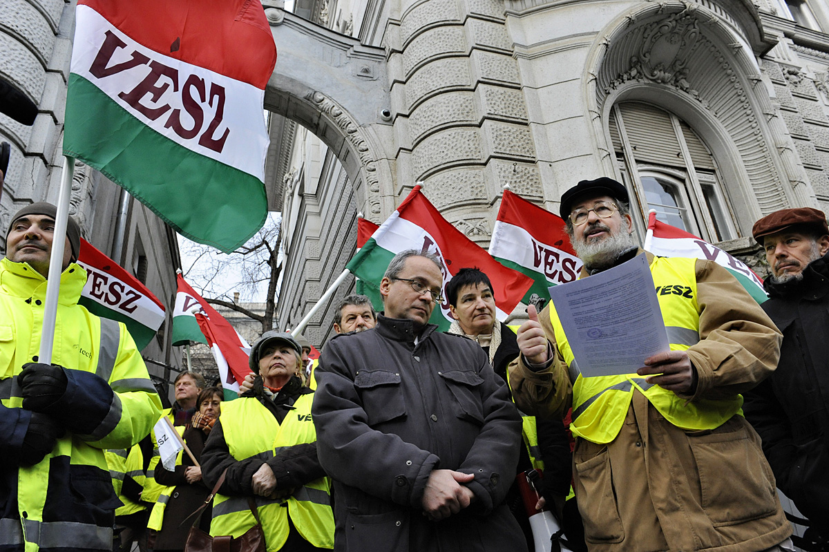 VÉSZ-demonstráció a Fidesz székháza előtt