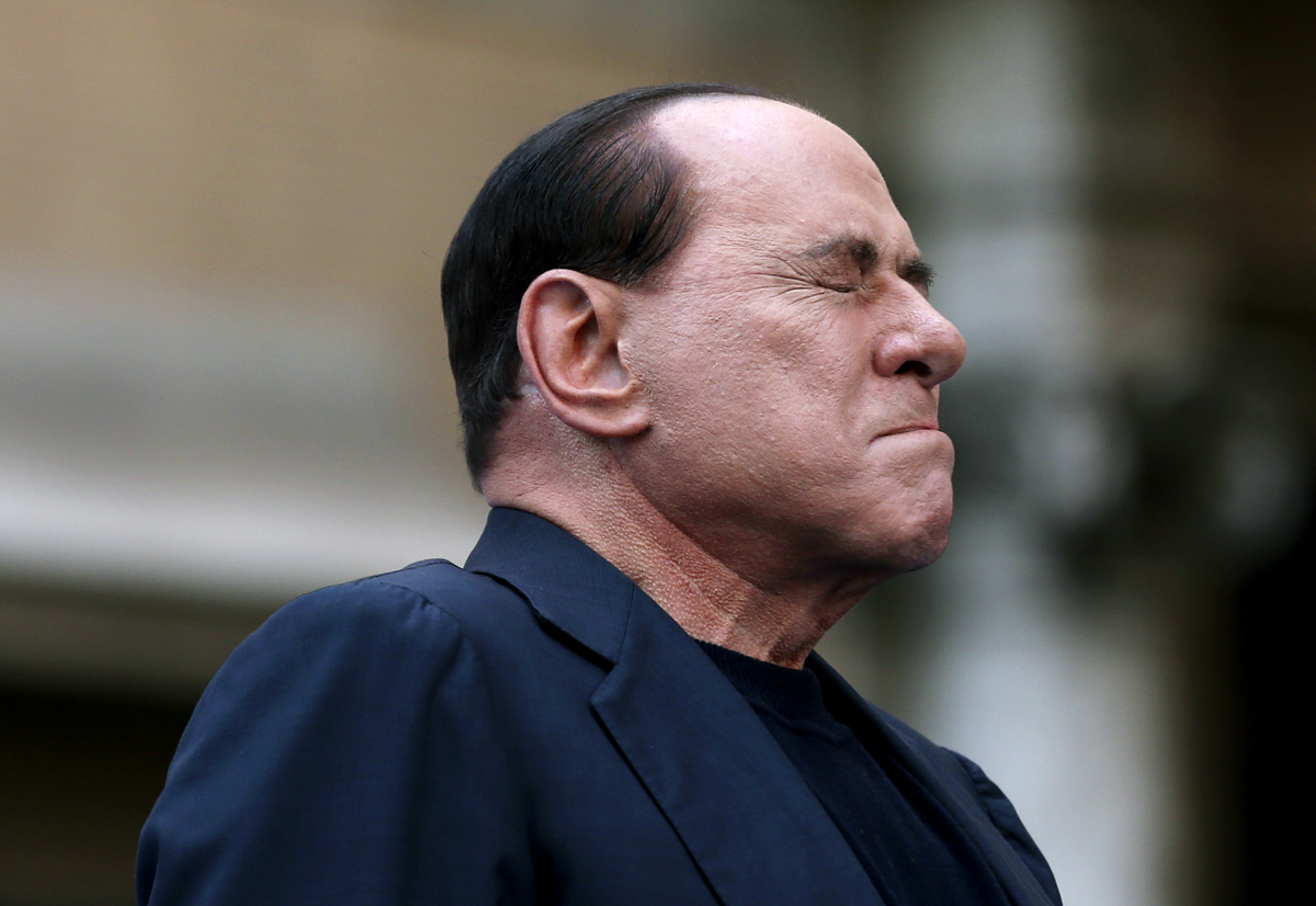 Berlusconi a könnyeivel küzd (legalábbis úgy tesz), amikor hívei előtt elítéléséről beszél