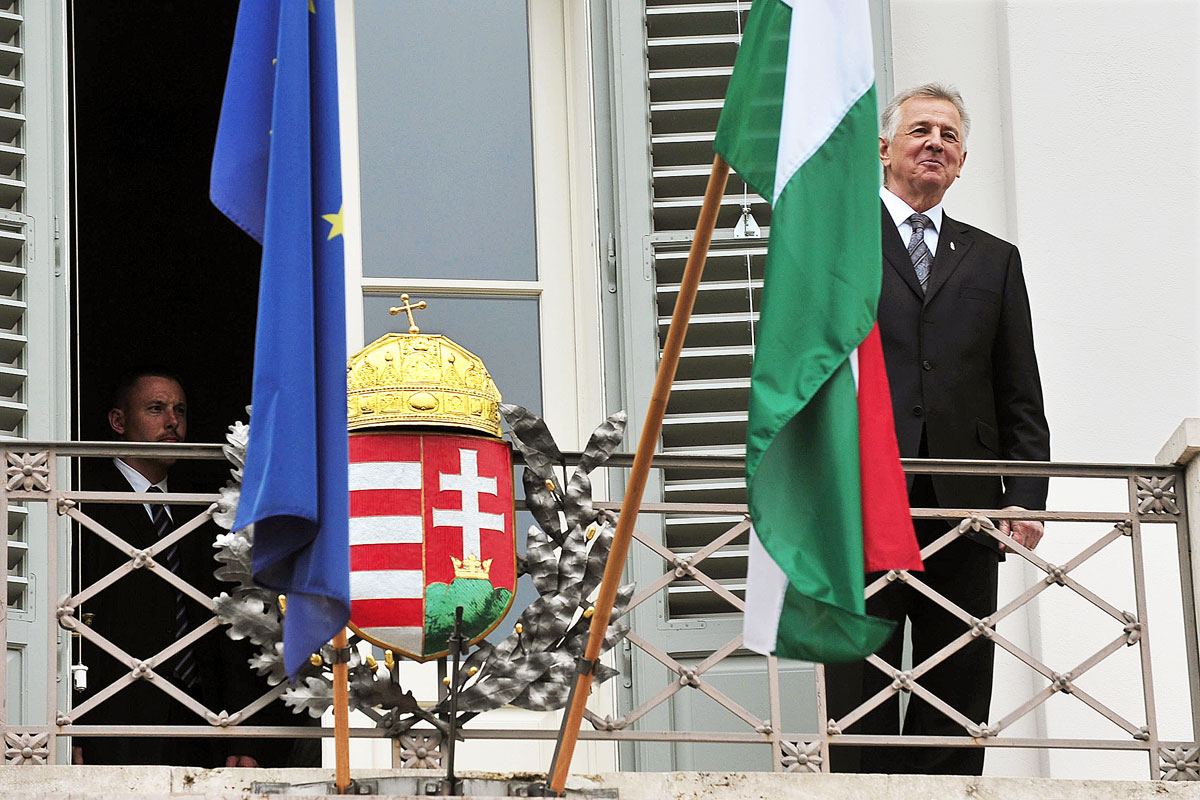 Schmitt Pál akkori államfő 2011. április 25-én, az alaptörvény aláírása után a Sándor-palota erkélyén
