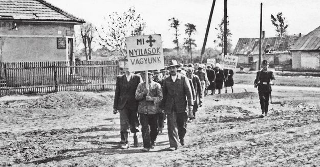 A XIV. kerületi nyilas pártszolgálat tagjainak szégyenmenete rendőri kísérettel 1945 tavaszán