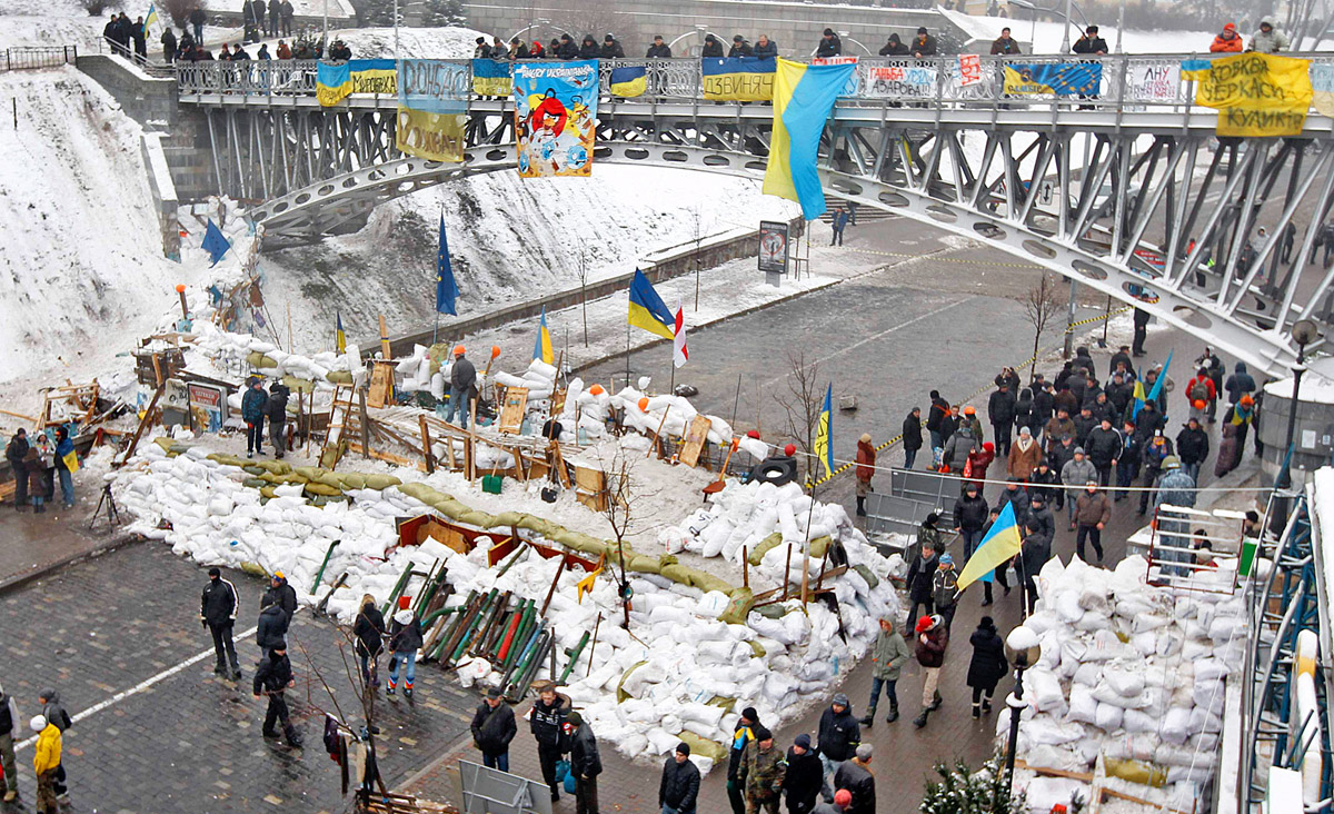 Barikád épül Kijev központjában. A tüntetők kitartanak