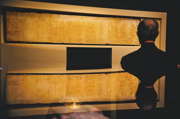 A gazdag budapesti egyiptomi kiállítási anyag új szenzációja a felolvasópap sírját lezáró kő