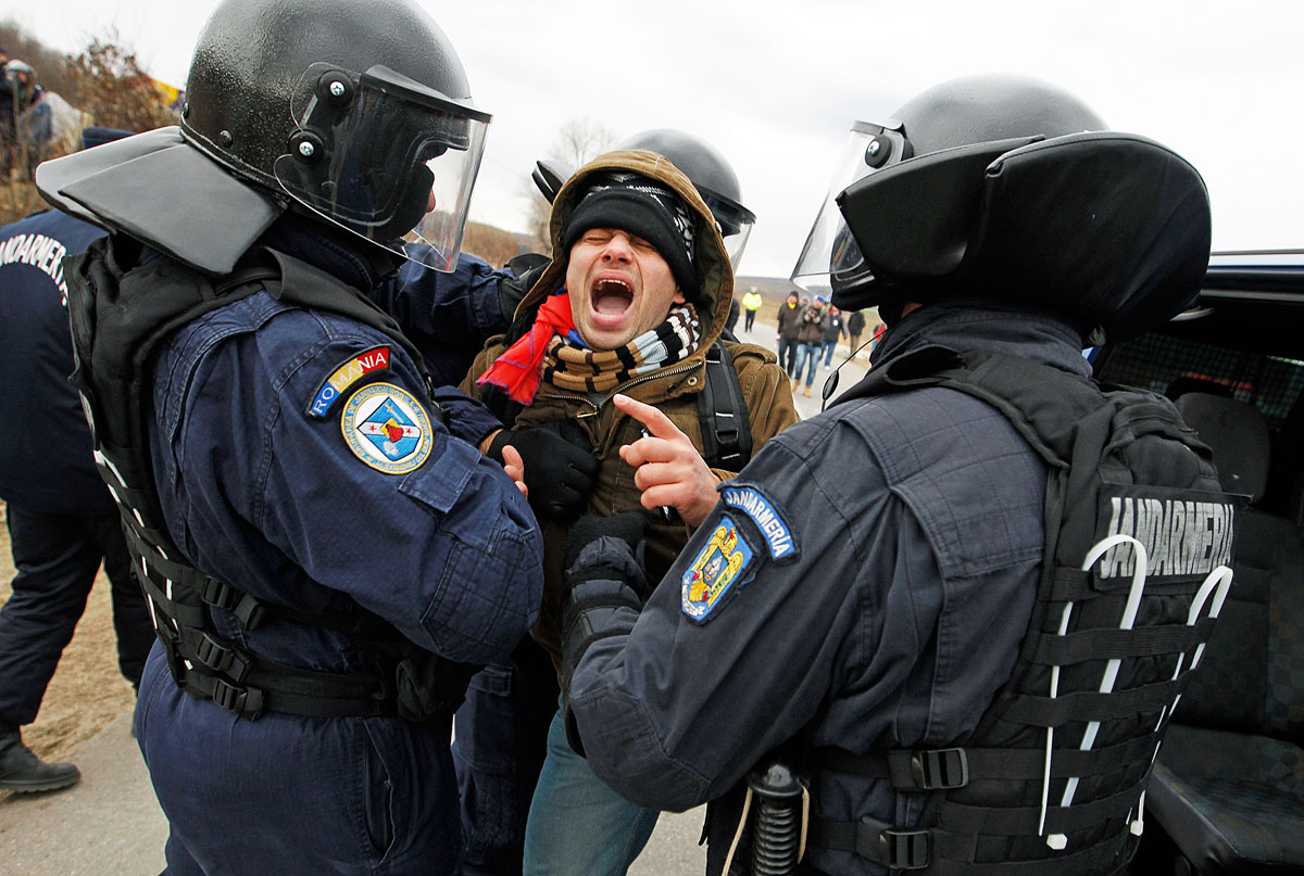 Rohamrendőrök csapnak össze a tüntetőkkel Pungestiben. A kormány nem enged