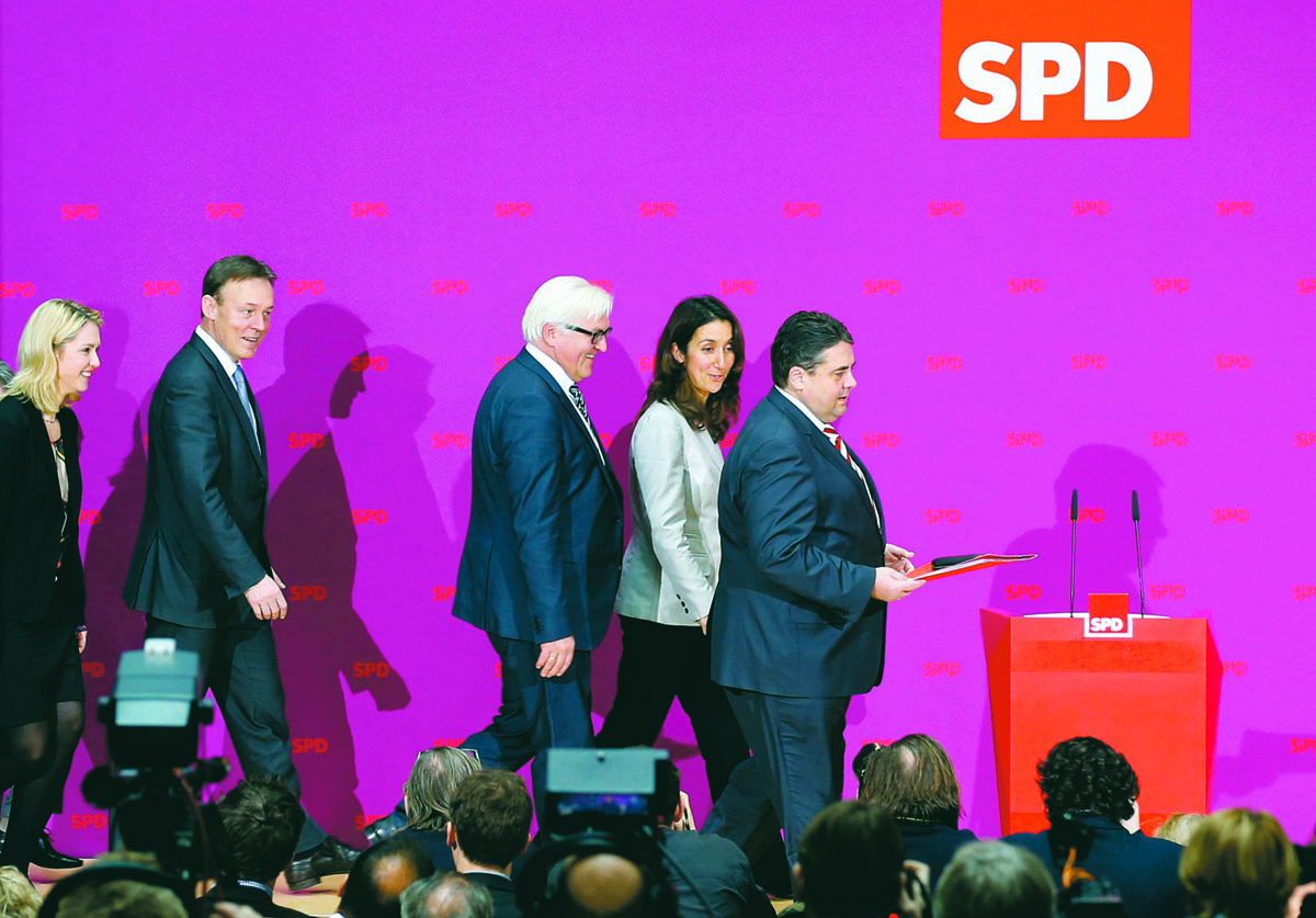 Sigmar Gabriel (jobbra) érkezik az SPD vasárnapi sajtótájékoztatójára. Csak győzteseket látnak