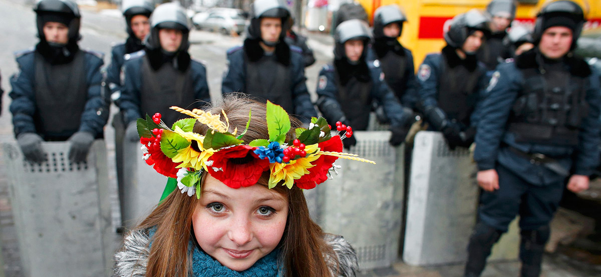 Európa-párti tüntető Kijevben a rohamrendőrök sorfala előtt