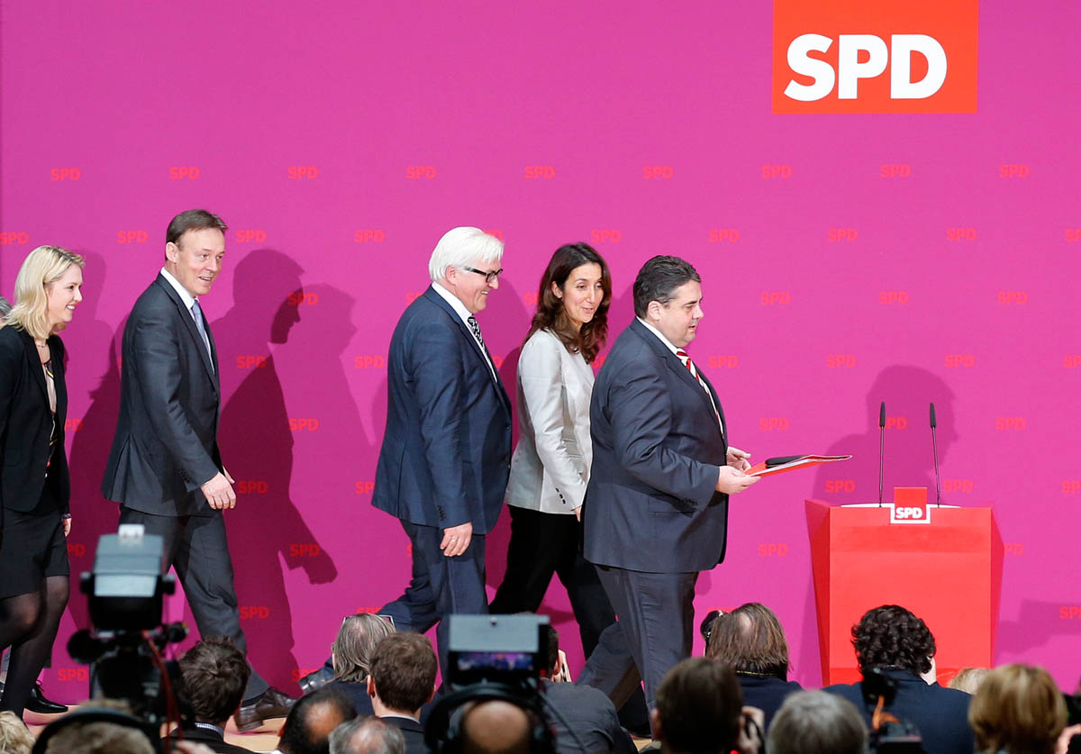 Sigmar Gabriel, az SPD elnöke (jobbra) a pártszavazás eredményének ismertetésére érkezik