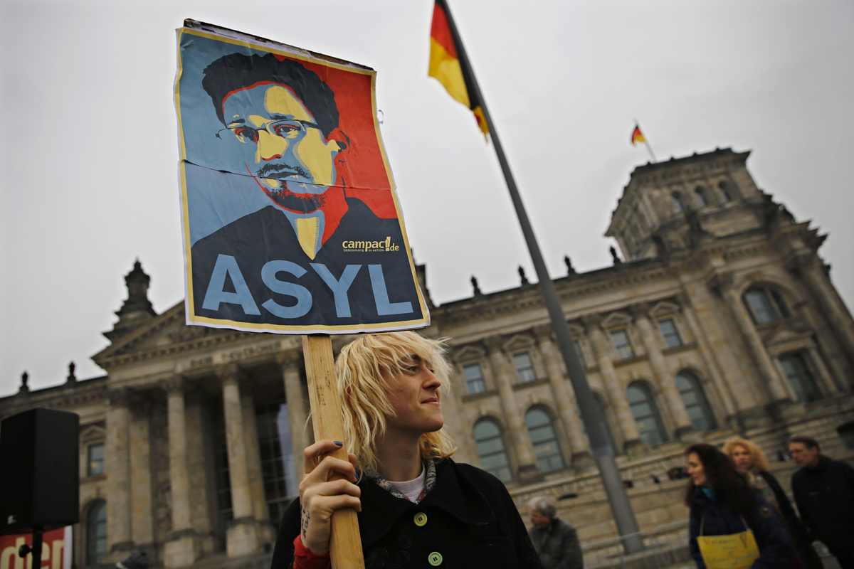 Menedéket követelnek Snowden számára a berlini Reichstag előtt