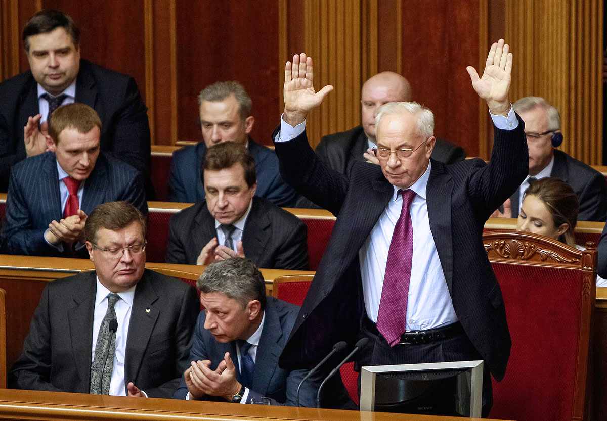 Mikola Azarov miniszterelnök örül a kijevi parlamenti szavazásnak, amely egyelőre biztosítja kormánya túlélését