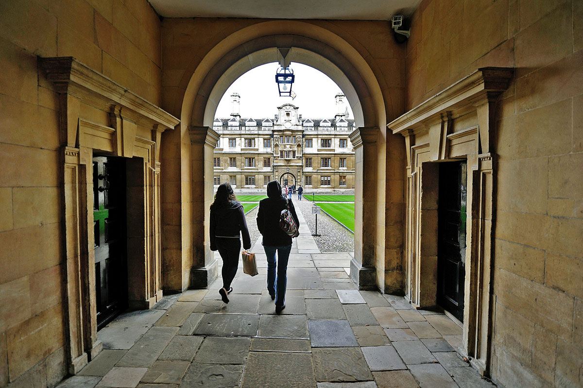 Diákok a cambridge-i egyetemen. Túl vonzó perspektíva a kelet-európaiaknak?