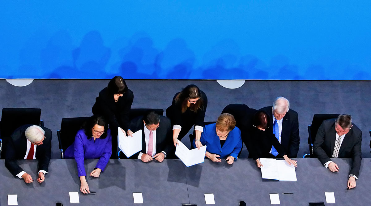A koalíciós szerződés aláírására készülnek Berlinben a német kormányt alkotó pártok, a CDU, a CSU és az SPD vezetői