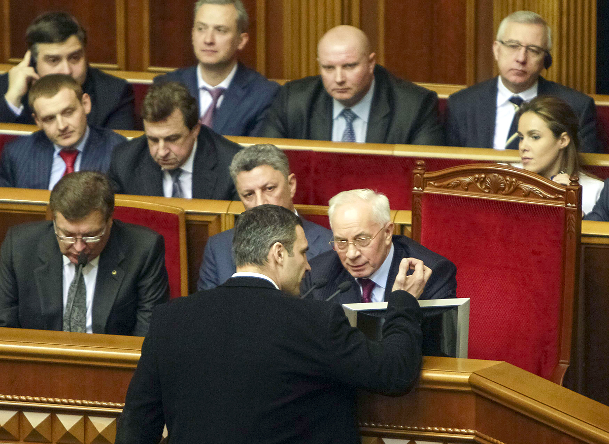 Azarov (lent jobbra) és az ellenzéki UDAR (Ütés) vezetője, Vitalij Klicsko nehézsúlyú bokszvilágbajnok decemberben a parlamentben. A nagy kérdés az, miért érte meg Putyinnak