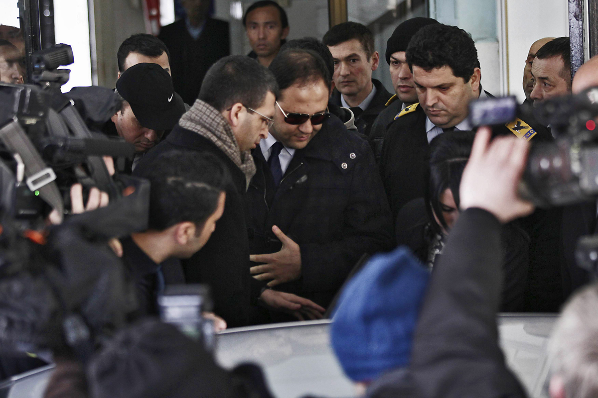 Letartóztatták Baris Gülert, a belügyminiszter fiát is (középen, napszemüvegben)