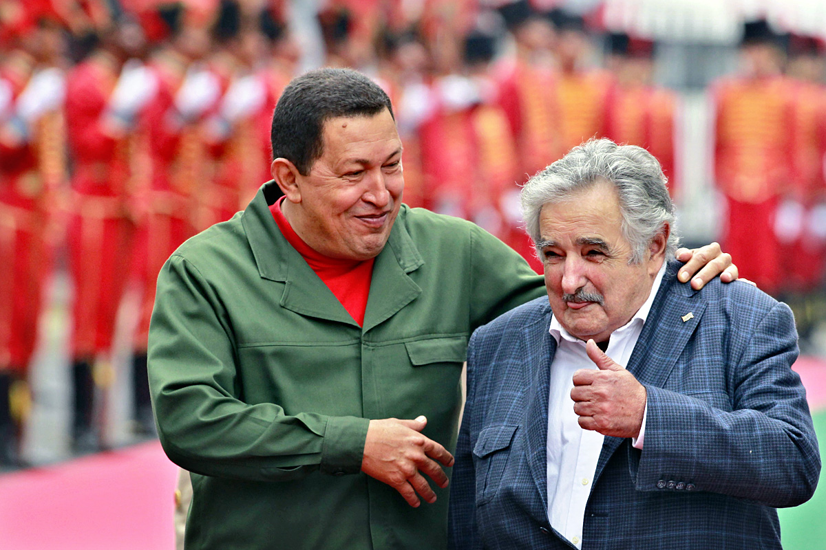 A néhai venezuelai elnök, Hugo Chávez José Mujicával egy 2012-es caracasi felvételen. A sebeinek köszönheti a jóakaratot
