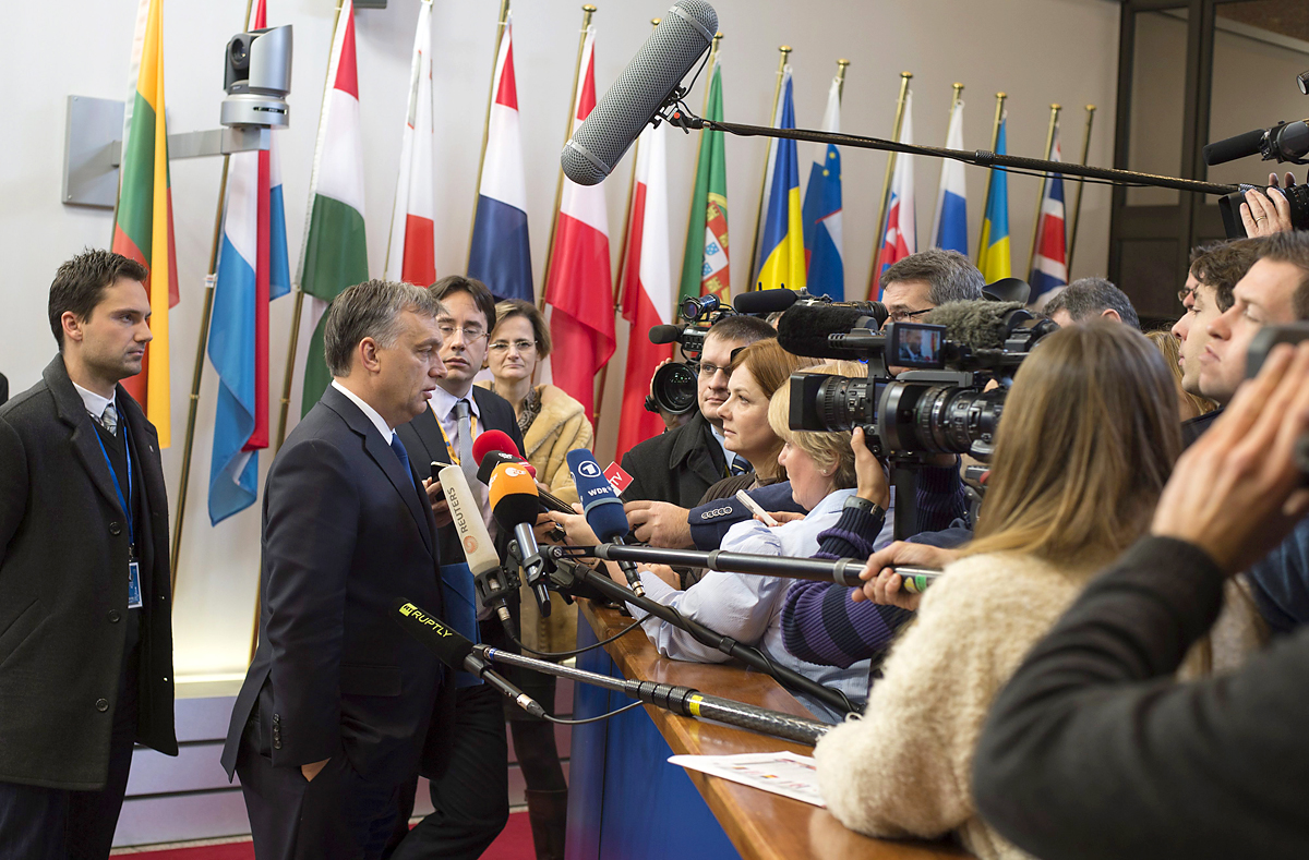 Orbán Viktor miniszterelnökújságíróknak nyilatkozik az Európai Unió kétnapos brüsszeli csúcsértekezletének végén az Európai Tanács brüsszeli székházában 2013. december 20-án