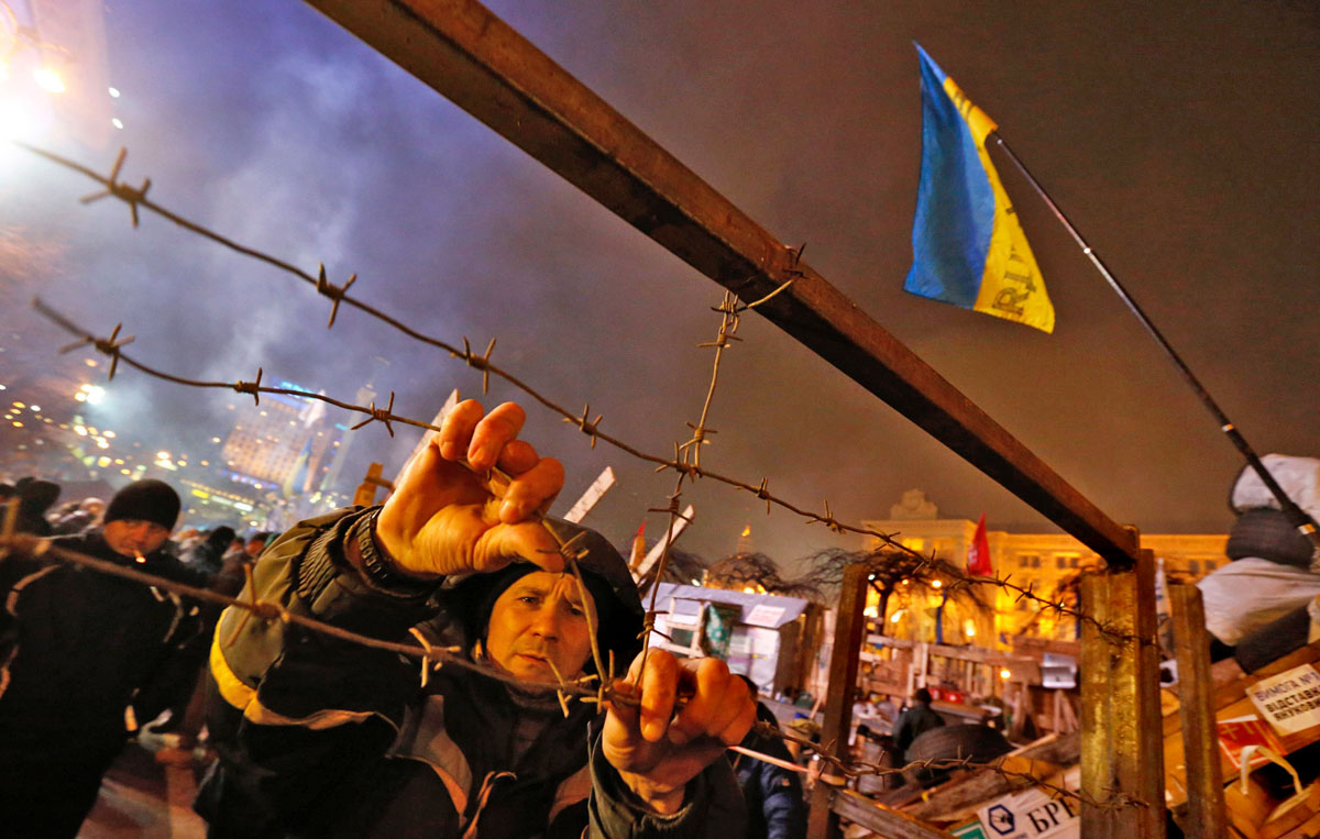 Barikádot építenek a kijevi Majdanon. Komolyabb rendőrrohamot aligha bírna ki