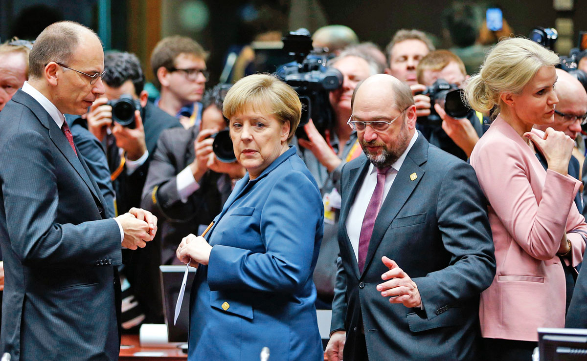 Enrico Letta olasz kormányfő (balra), Angela Merkel német kancellár, Martin Schulz EP-elnök és Helle Thorning-Schmidt dán kormányfő a csúcstalálkozón