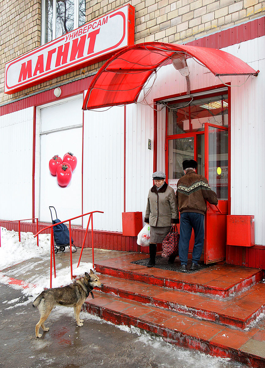 Magnit élelmiszerbolt Moszkvában. Ráharaptak a magyar almára