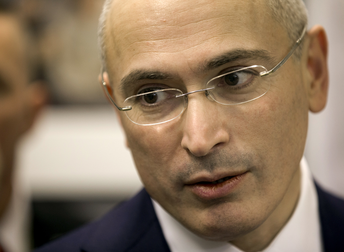 Mihail Hodorkovszkij a berlini fal történetét bemutató múzeumban a német fővárosban