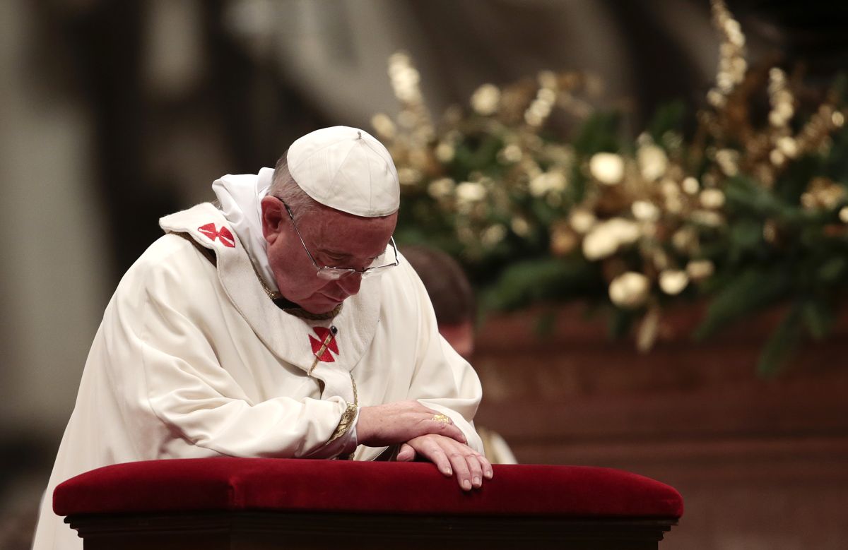 Ferenc pápa imádkozik az éjféli misén
