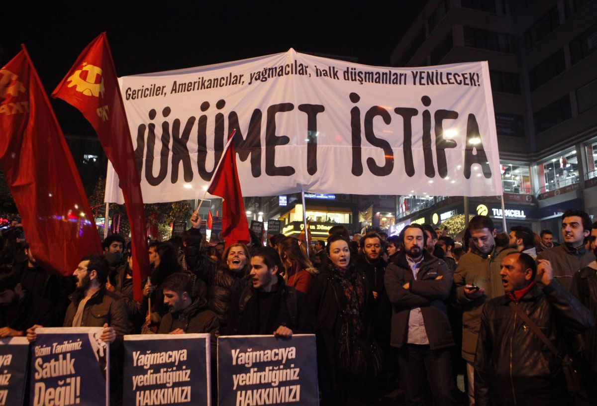 ''A kormánynak mennie kell'' - az AKP és Erdogan ellen tüntetők Isztanbulban