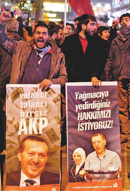 A kormány lemondását követelő tüntetők Isztambulban