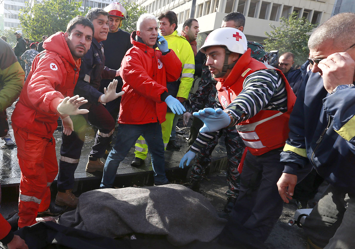 A libanoni Vöröskereszt munkatársai Satah letakart holtteste mellett pénteken Bejrútban