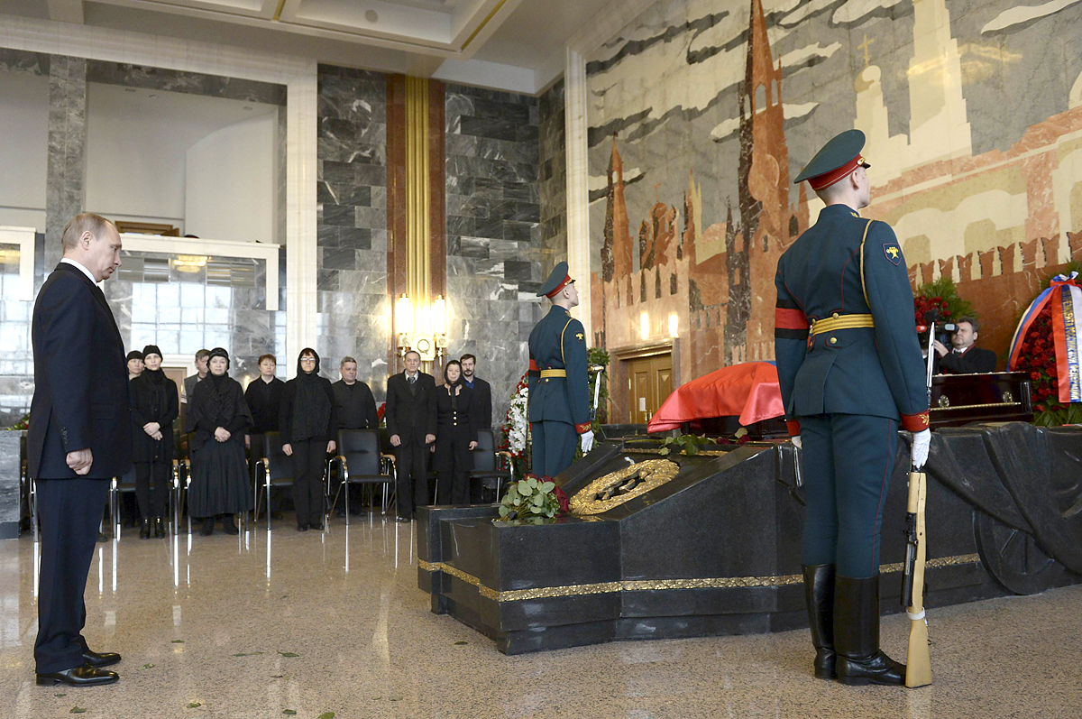 Russian President Vladimir Putin (L) pays respects to Mikhail Kalashnikov, chief designer of Izhmash Concern, a Russian firearms producer, during a commemoration ceremony in Mytischi outside Moscow, December 27, 2013. Russia buries assault rifle desi