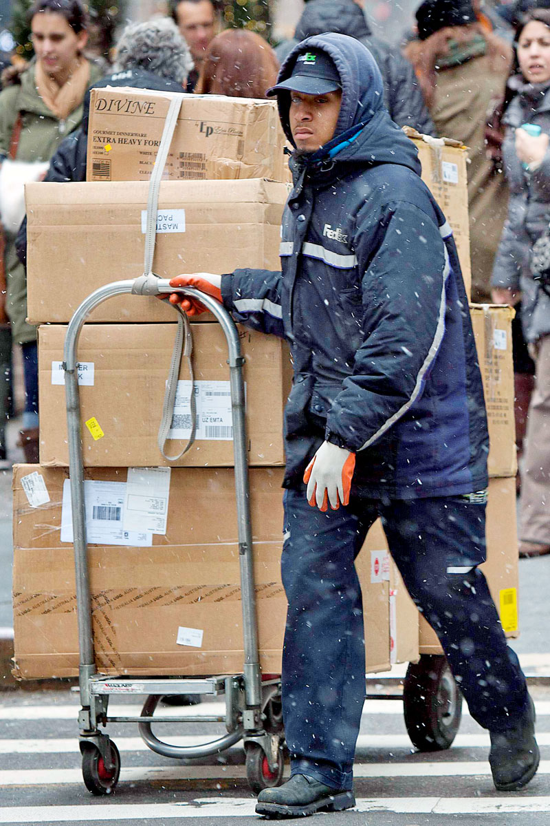 A FedEx dolgozója szállít New York elegáns bevásárlóutcáján, a Fith Avenue-n. Nem bírták a nyomást