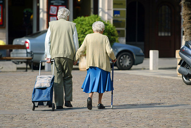 Nyugdíjas pár – Megint a szavazófülkébe kell menniük?