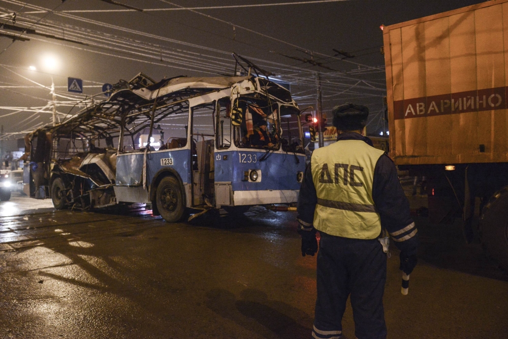 Elszállítják a hétfőn kiégett buszt Volgográdban. Már Moszkvában is kezdenek megijedni az emberek