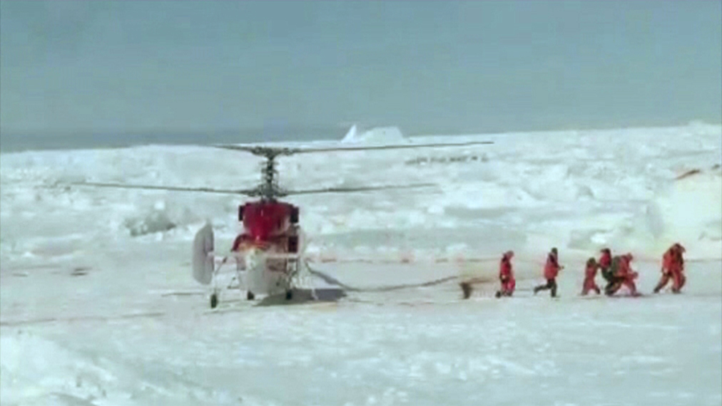 Az Akagyemik Sokalszkij evakuálását végző mentőalakulat helikopterrel sietett az Antarktisz keleti részén jégtáblák közé szorult orosz hajó utasainak megmentésére