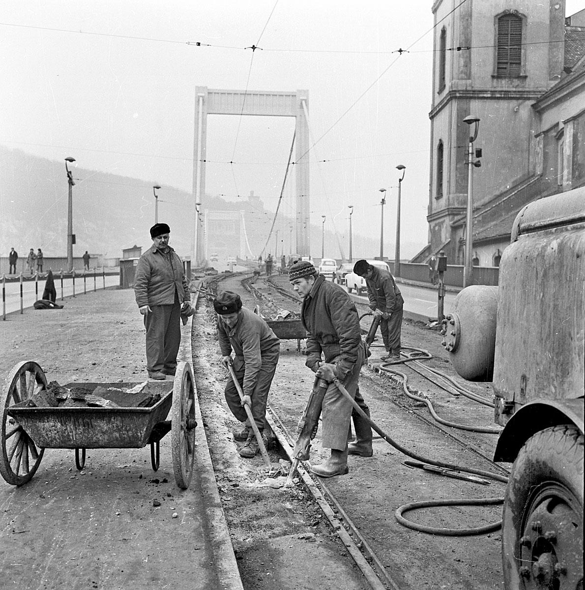 01.05. Felszedik az Erzsébet híd síneit. 1973. február. Fotó: Kéri Dániel. Szerző: Révész Sándor
