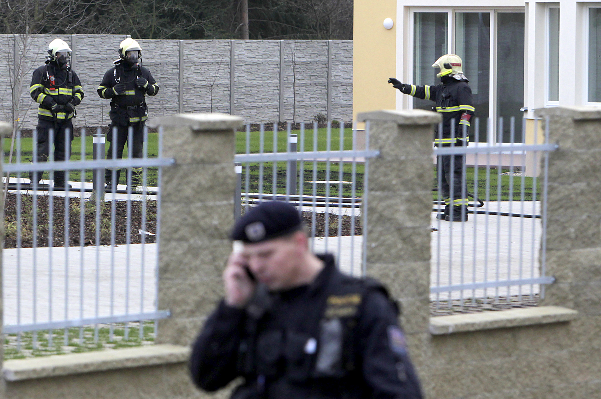 Prágai merénylet: tűzoltók a helyszínen a robbanás után