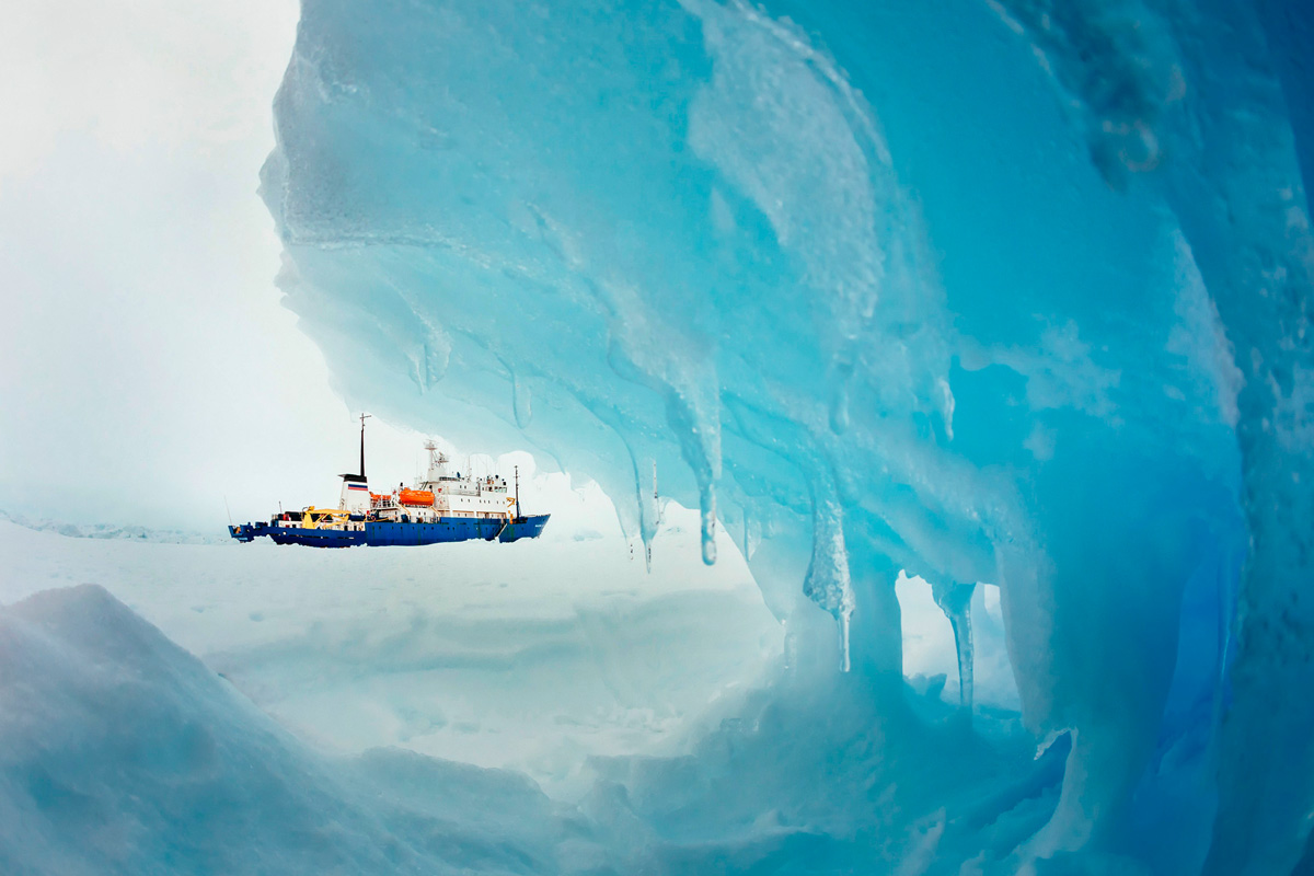 Az utasok megmenekültek, az orosz hajó a legénységével egyelőre még a jég fogságában maradt