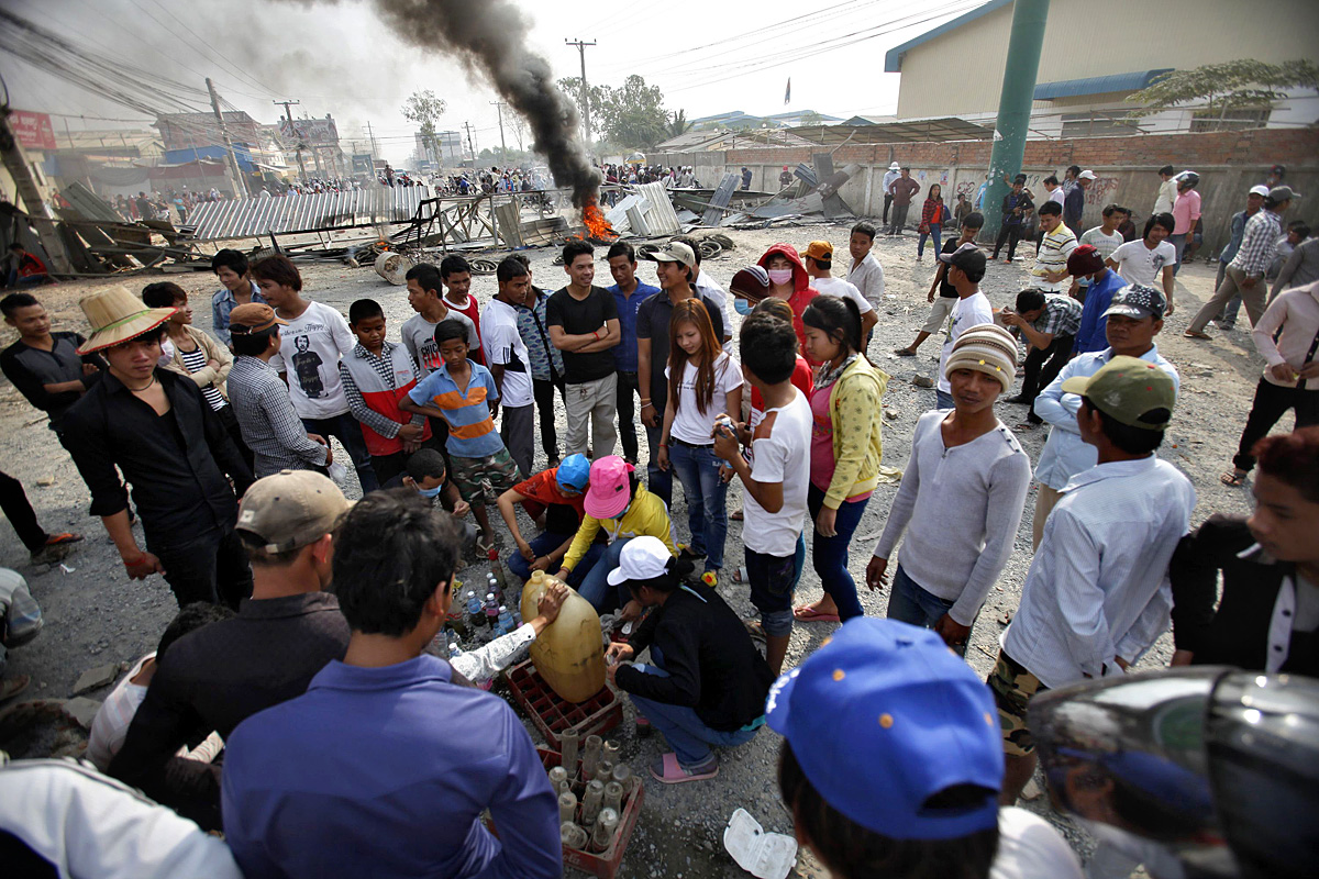 A dühös textilipari dolgozók köveket, üvegeket és Molotov-koktélokat hajítottak a rendőrök felé a pénteki kambodzsai tüntetésen