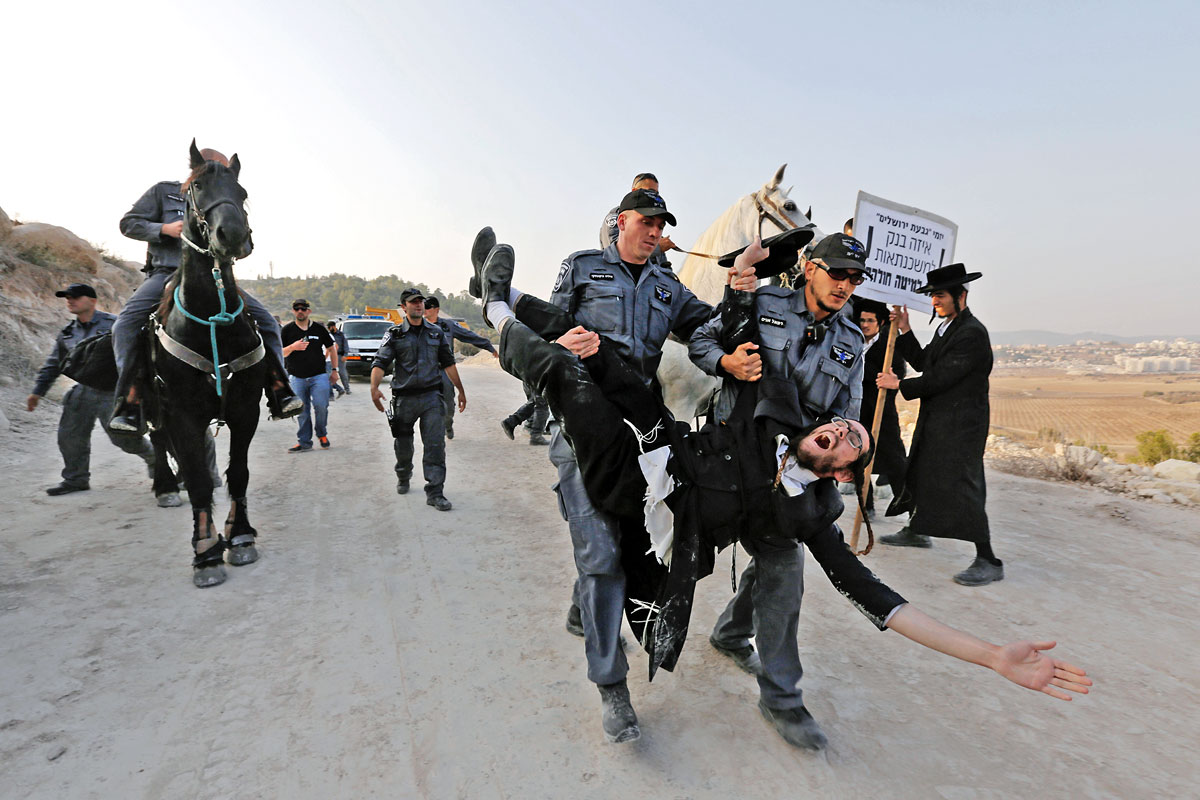 Fent: Ultraortodox tüntetőket visznek el egy palesztin település határáról