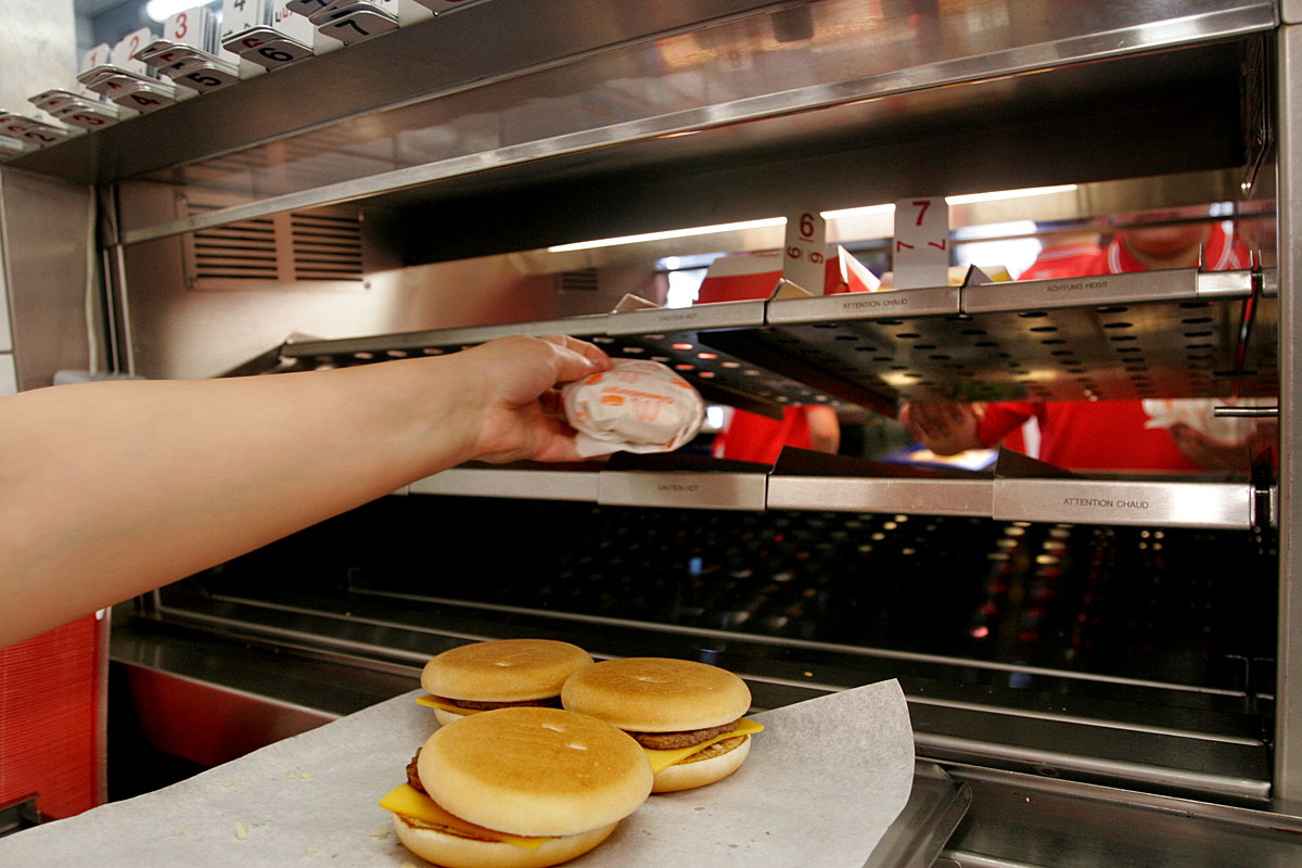 Készül a hamburger a McDonald's-ban