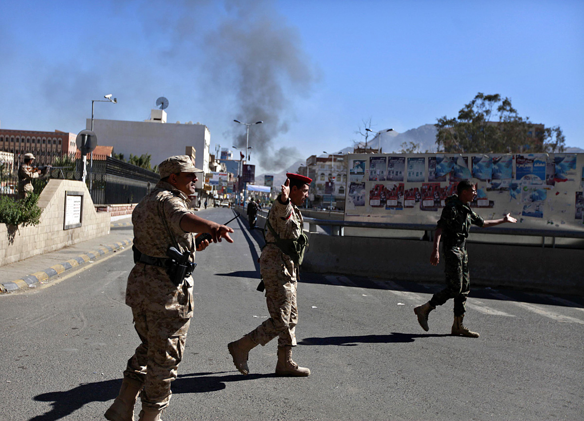 Katonák próbálják helyreállítani a rendet a jemeni fővárosban, miután bomba robbant a védelmi minisztériumnál
