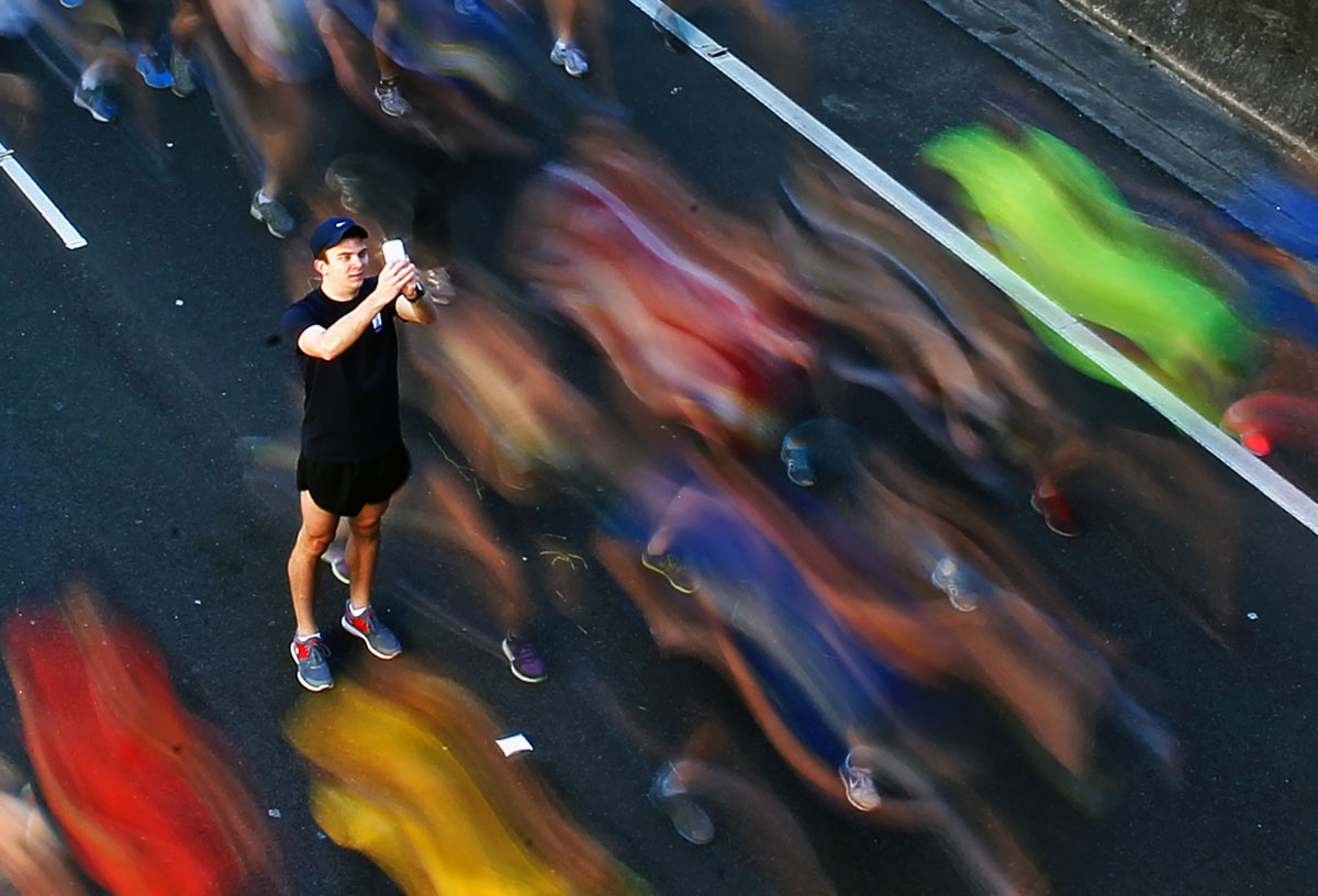 Saját magáról készít mobillal fotót egy futóverseny résztvevője. A telefonok egészségügyi hatását máig homály fedi