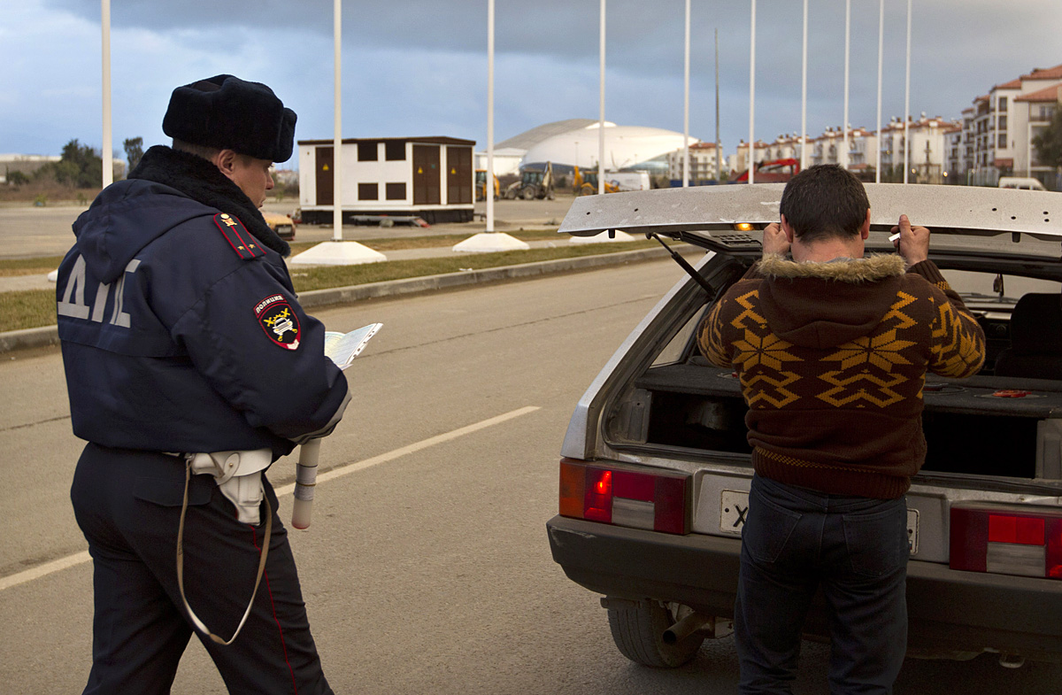 Az orosz rendőrség fokozottan ellenőrzi az autósok papírjait Szocsiban, a téli olimpiai játékok kezdete előtt
