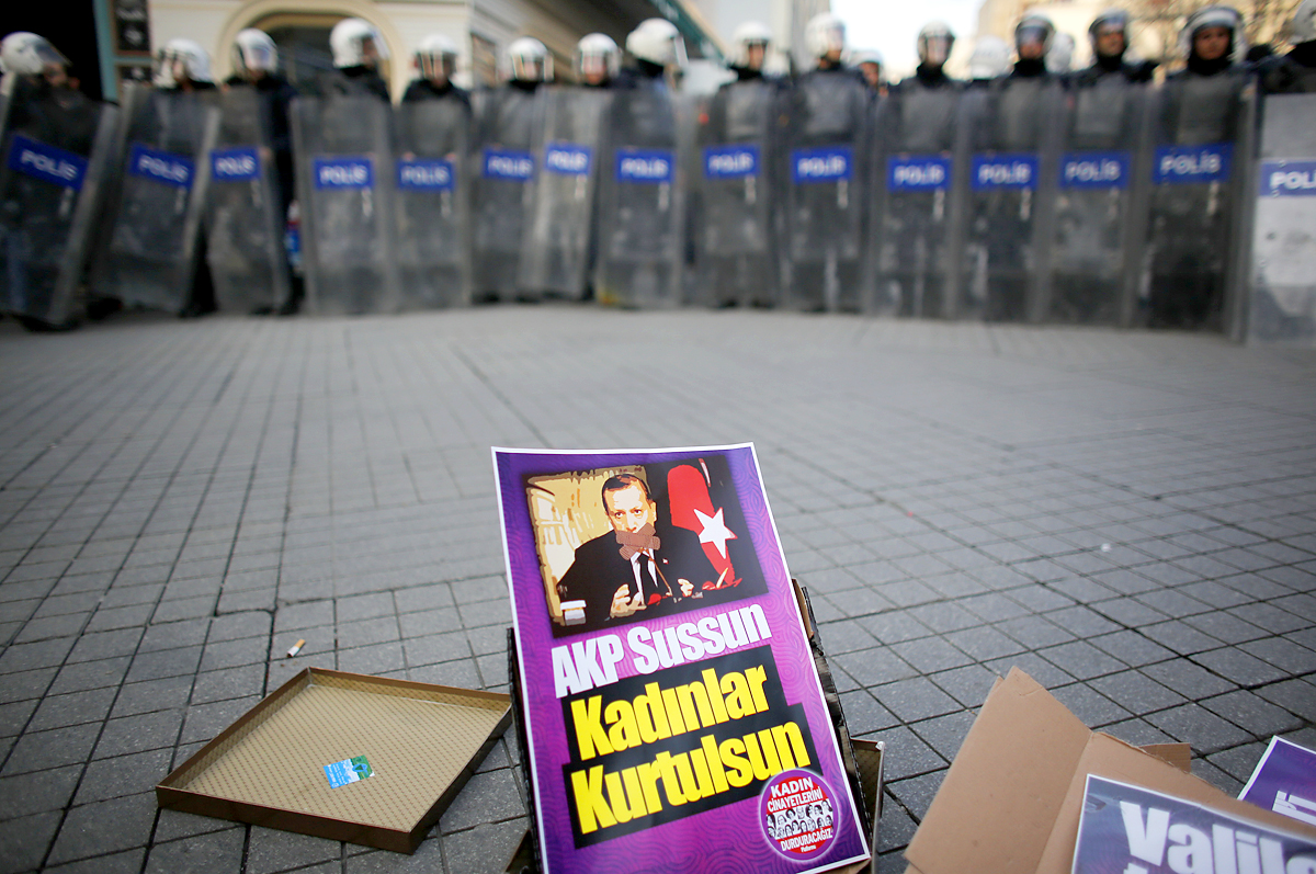Kormányellenes tüntetés Isztambulban. A miniszterelnök árnyékállamot emleget