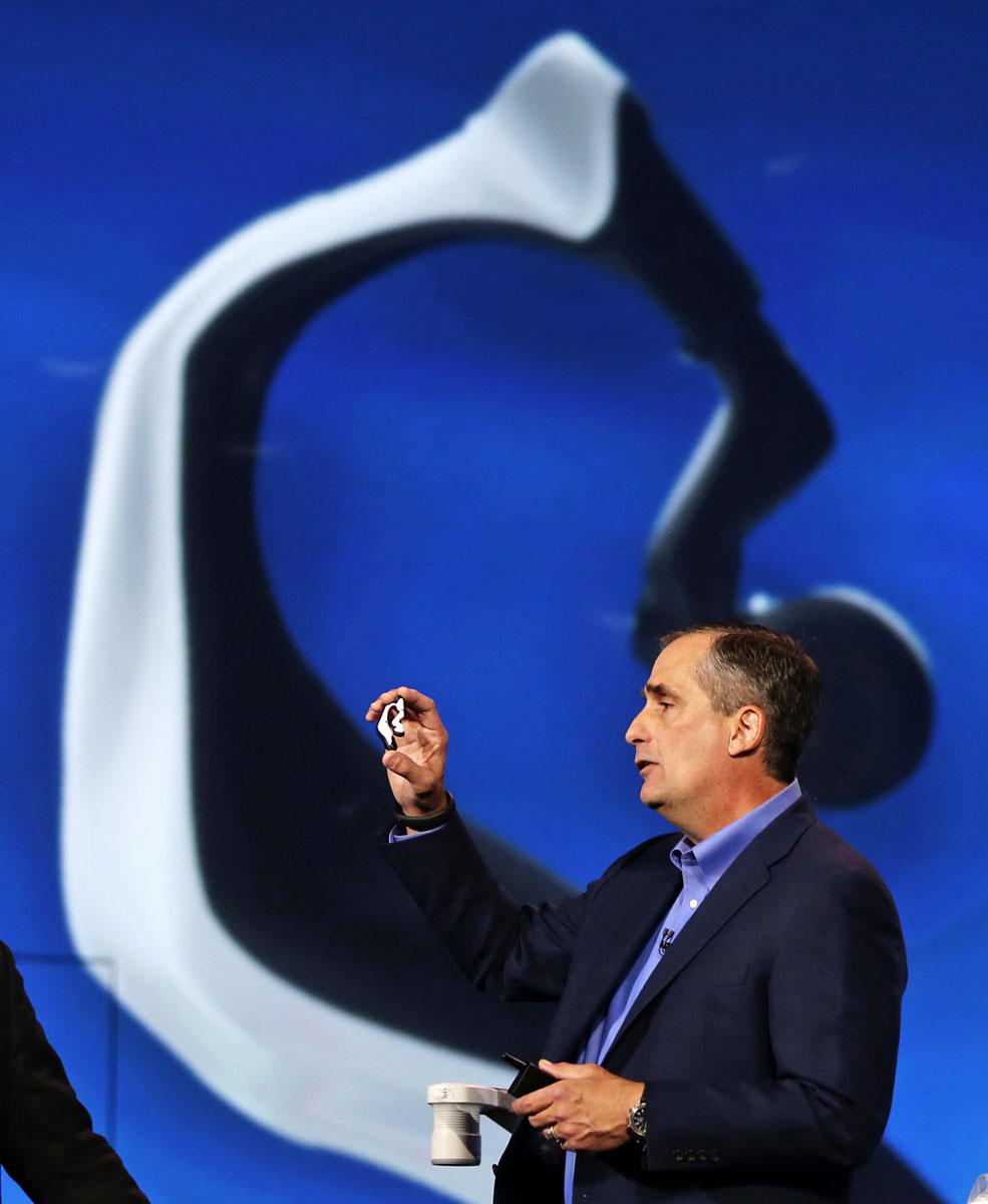 Brian Krzanich Intel-vezér egy olyan okos fülhallgatót mutat, amely képes figyelni az életfunkcióinkat