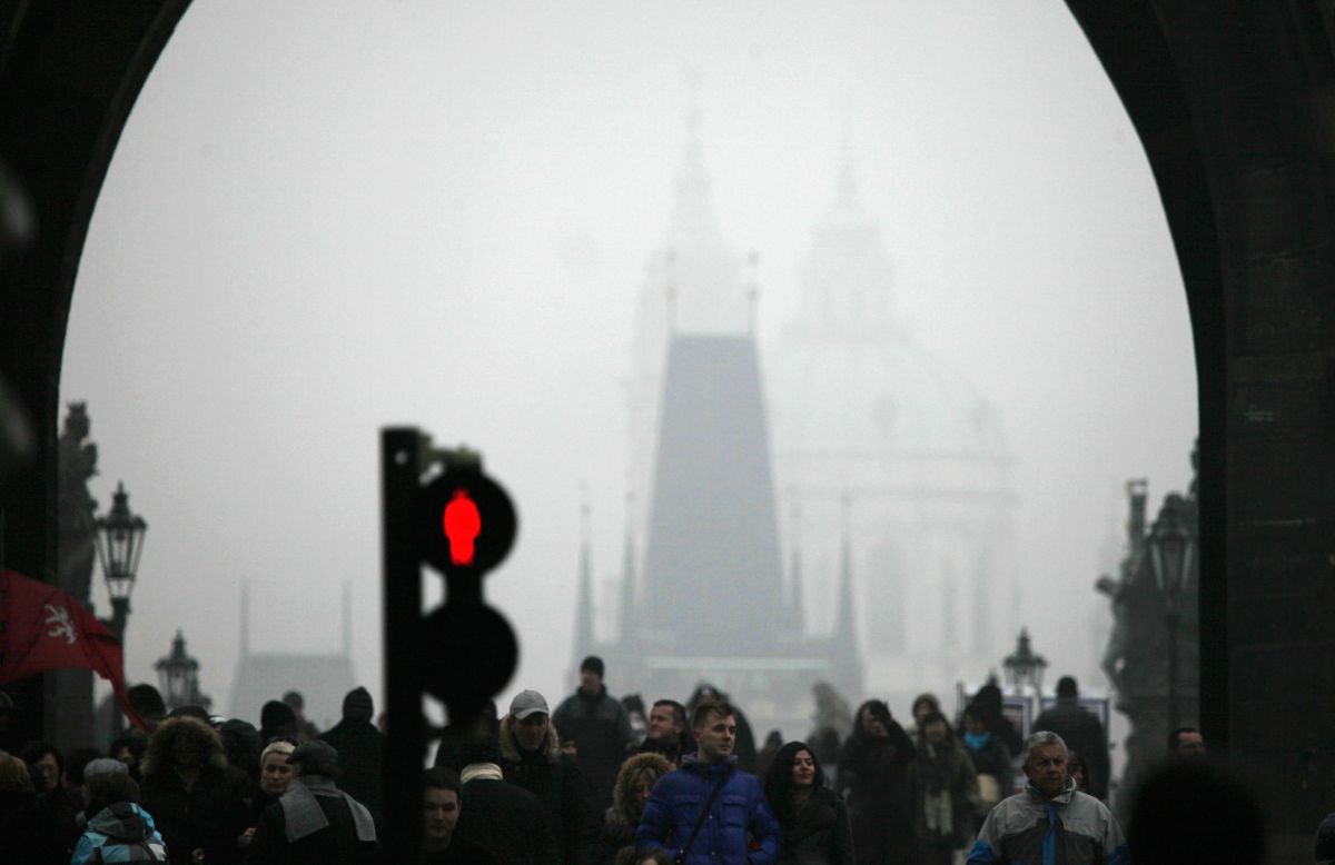 Turisták áradata a Károly hídnál