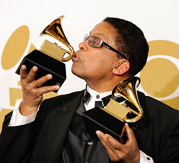 Herbie Hancock dzsesszzongorista megcsókolja egyik díját