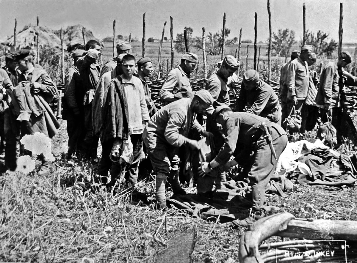 Magyar katonák motozzák a szovjet hadifoglyokat