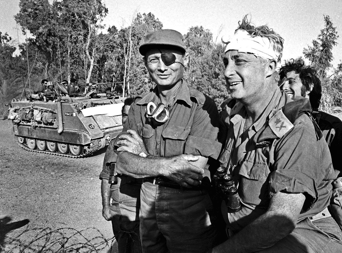 Saron (jobboldalt) Mose Dajan védelmi miniszterrel az 1973-as arab–izraeli háború idején