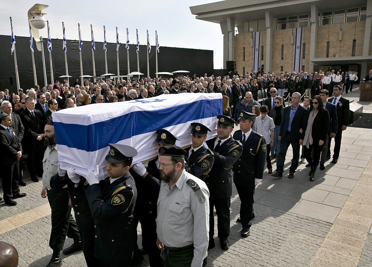 Saron koporsója a kneszetnél hétfőn. Bonyolult ember bonolult időkben