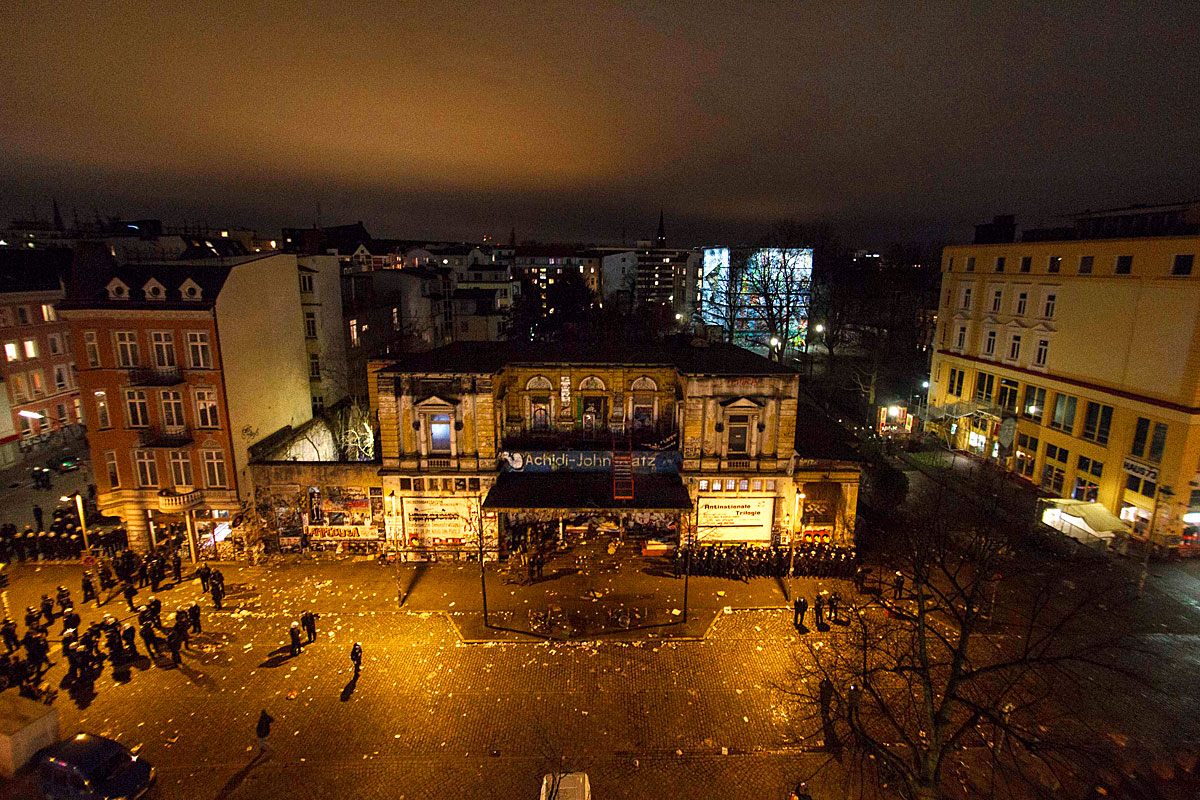 Német rohamrendőrök zárják le a Vörös Flóra elnevezésű kulturális központot, a hamburgi összecsapások tárgyát 2013 december végén
