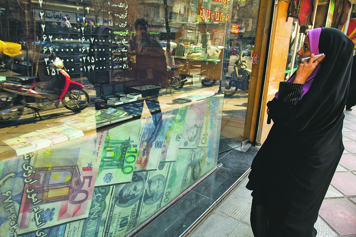 Árfolyamok egy teheráni pénzváltó kirakatában
