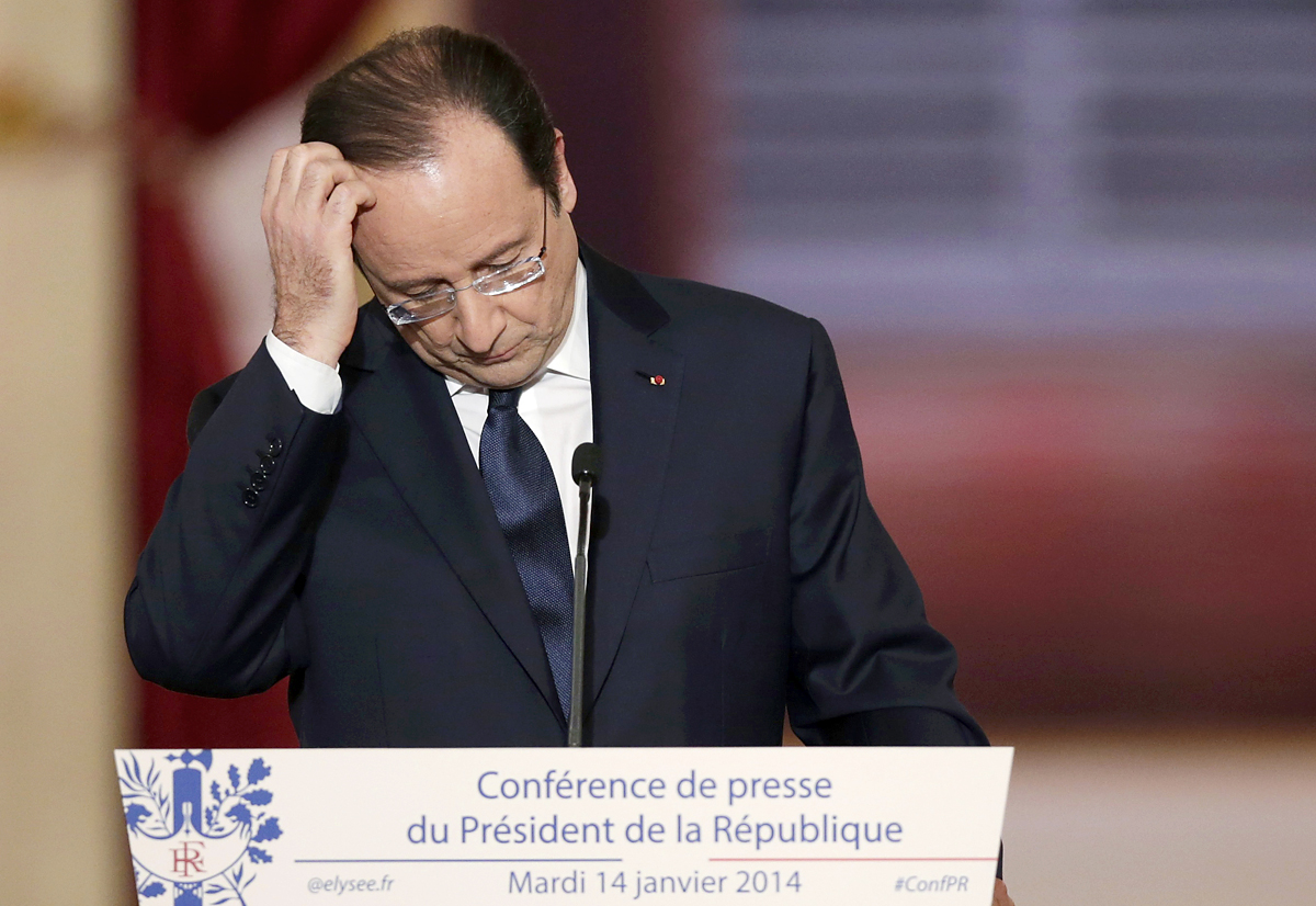 Hollande a keddi sajtótájékoztatón. Főhet a feje